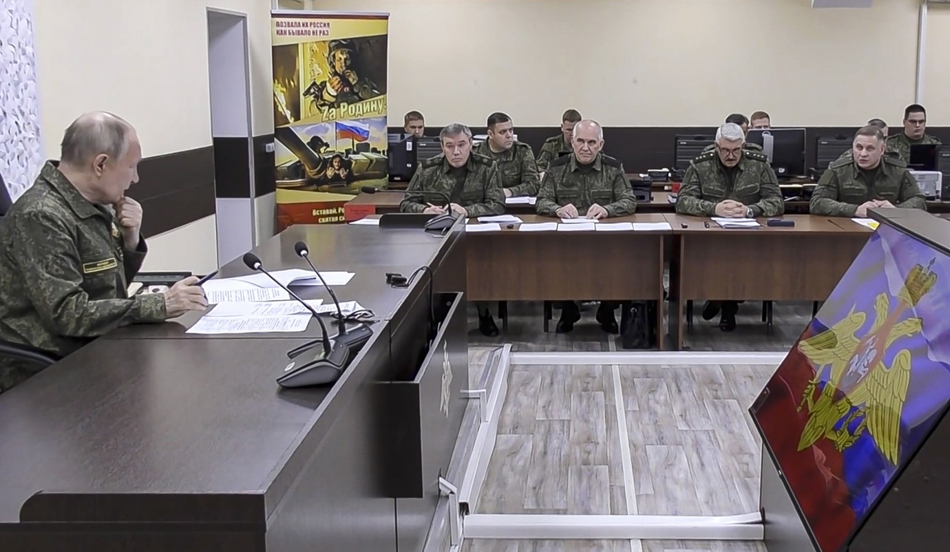 Una imagen estática tomada de un video de referencia proporcionado por el Servicio de Prensa del Presidente de Rusia muestra al presidente ruso Vladimir Putin (I) hablando mientras visita uno de los puestos de mando del grupo oeste del Ejército Ruso en un lugar no revelado, 20 de noviembre de 2025. (Rusia, Ucrania) (Foto Presidencia Rusia/ EFE/EPA)
