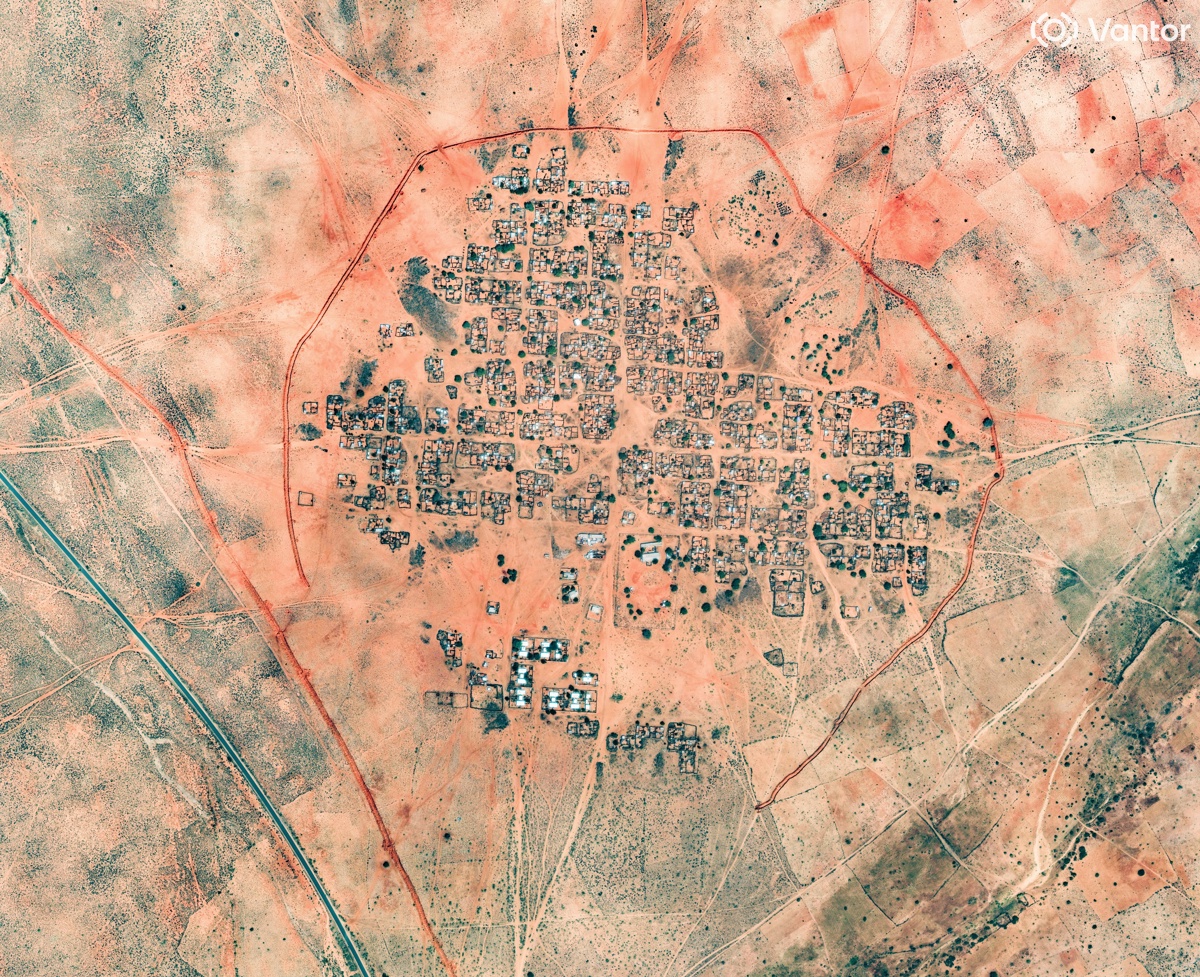 Una imagen satelital proporcionada por Vantor muestra la construcción de diques en la aldea de Kinin, Sudán, el 25 de octubre de 2025 (emitida el 02 de noviembre de 2025). (Foto de SATELLITE IMAGE ©2025 VANTOR EFE/EPA)