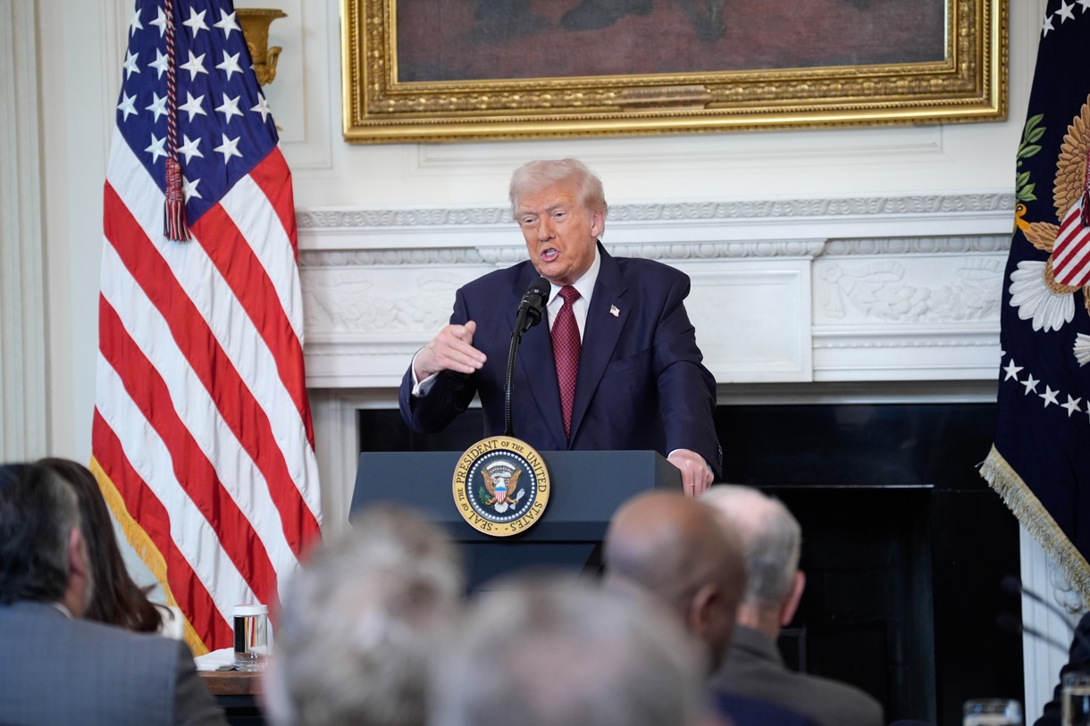 El presidente de Estados Unidos, Donald Trump, ofrece unas declaraciones durante el desayuno con senadores republicanos en el Comedor de Estado de la Casa Blanca, en Washington D. C. (Foto de Yuri Gripas de la agencia EFE/EPA)