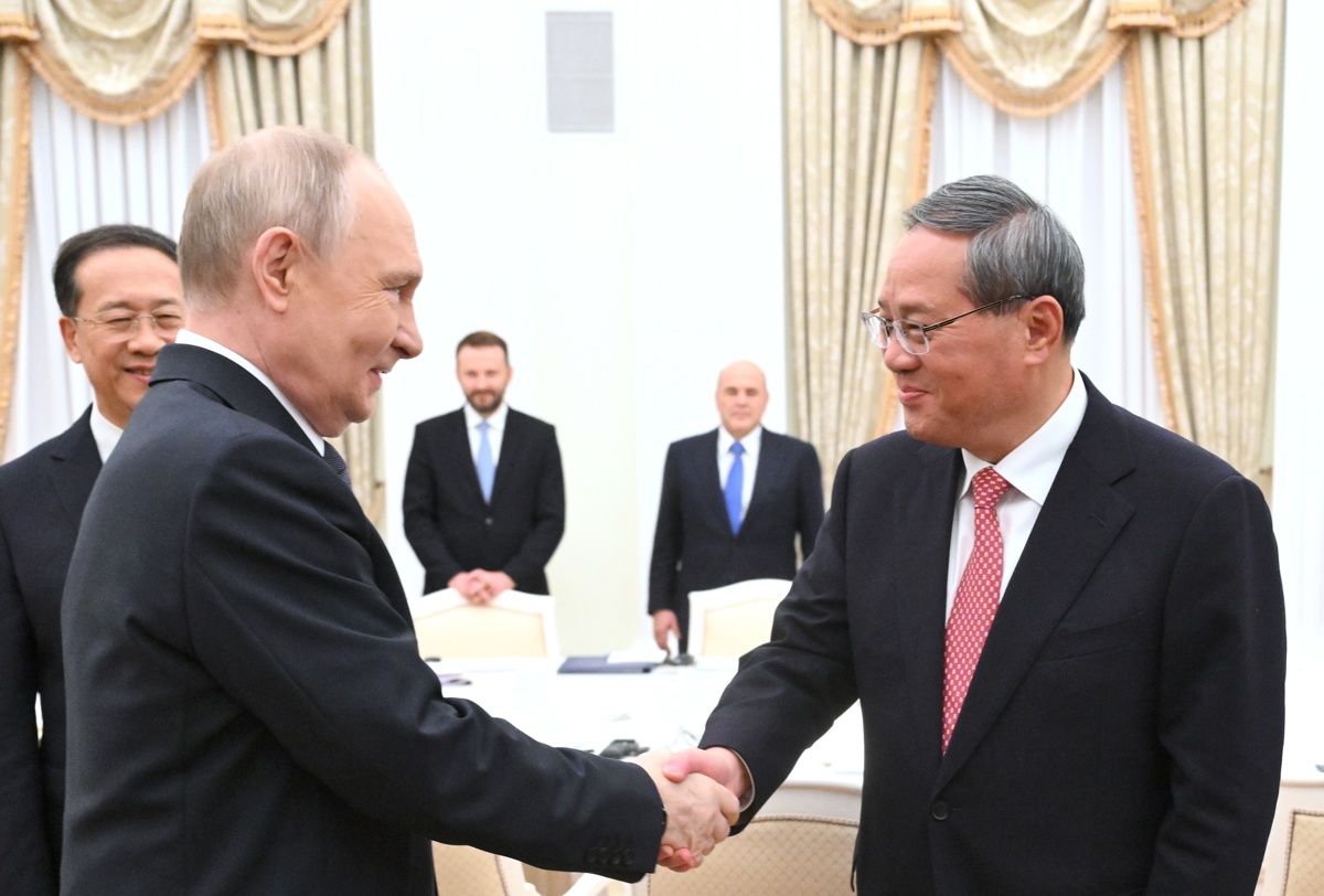 El presidente ruso Vladimir Putin (2º por la izquierda) y el primer ministro chino Li Qiang se dan la mano durante una reunión al margen del Consejo de Jefes de Gobierno de la Organización de Cooperación de Shanghai (OCS) en el Kremlin, Moscú, Rusia, el 18 de noviembre de 2025. (Foto Kristina Kormilitsyna EFE/EPA/ SPUTNIK)
