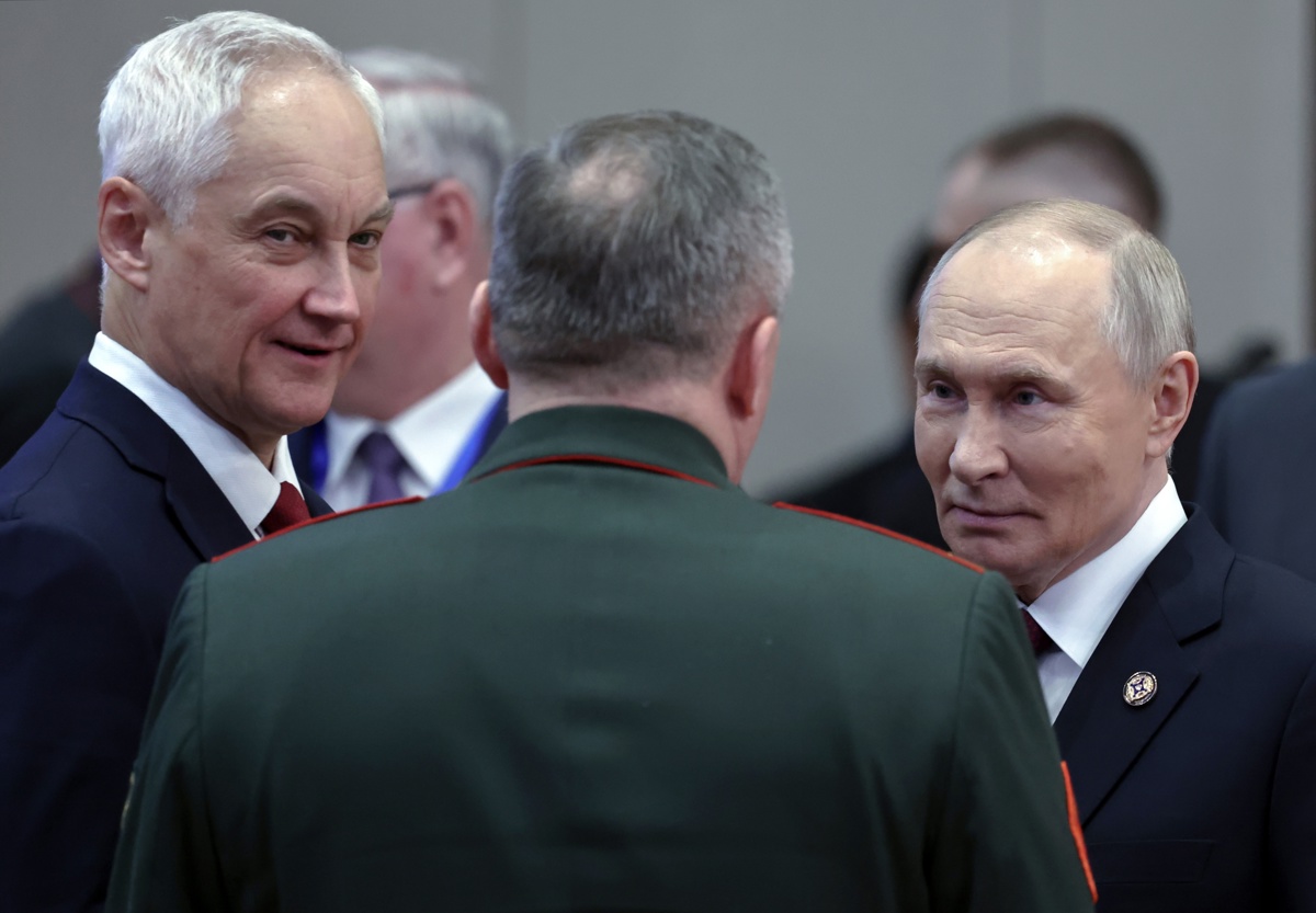 El presidente ruso Vladímir Putin (D) habla con el ministro de Defensa de Bielorrusia, Víktor Jrenin (C), y el ministro de Defensa ruso, Andréi Belousov, tras una reunión ampliada de la cumbre de la Organización del Tratado de Seguridad Colectiva (OTSC) en el edificio de la Administración Presidencial Yntymak Ordo en Biskek, Kirguistán, 27 de noviembre de 2025. (Foto de Alexander Kazakov EFE/EPA/SPUTNIK/KREMLIN)