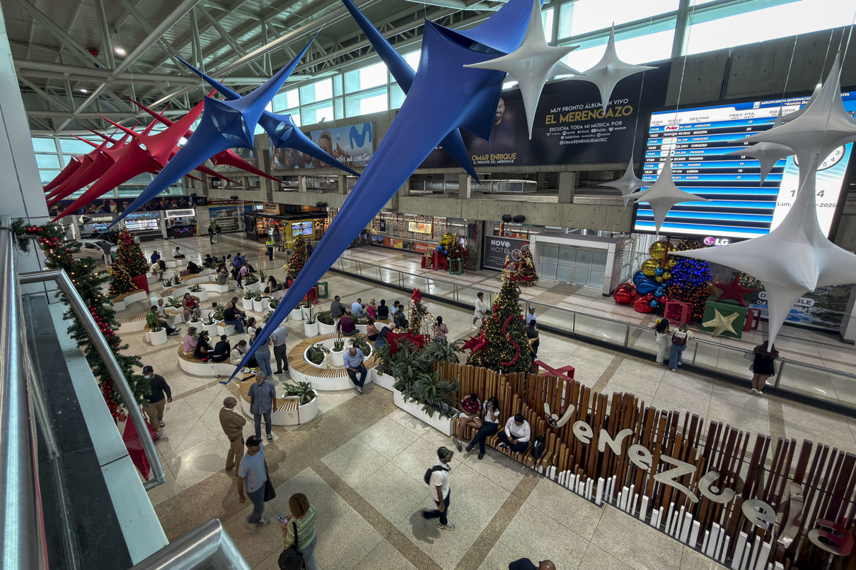 Personas esperan en el aeropuerto internacional Simón Bolívar, que sirve a Caracas, en Maiquetía (Venezuela). (Foto de Miguel Gutiérrez de la agencia EFE)