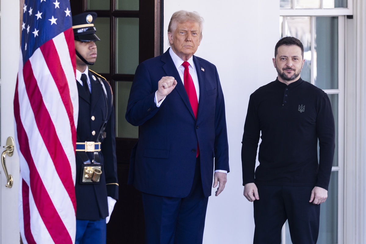 El presidente de Estados Unidos, Donald Trump (i), posando junto al presidente ucraniano, Volodymyr Zelensky, en la Casa Blanca en Washington (Estados Unidos). (Foto de archivo de febrero de 2025/EFE)
