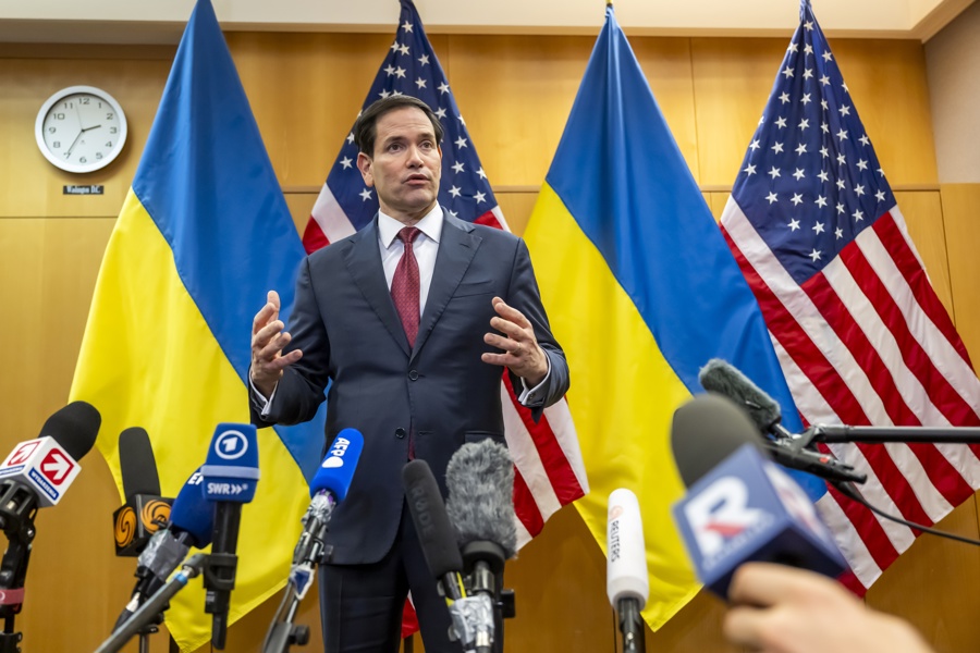 El secretario de Estado de Estados Unidos, Marco Rubio, habla con la prensa al final de las consultas con Ucrania sobre el plan de paz de Trump en la Misión de Estados Unidos en Ginebra, Suiza. (Foto de EFE)