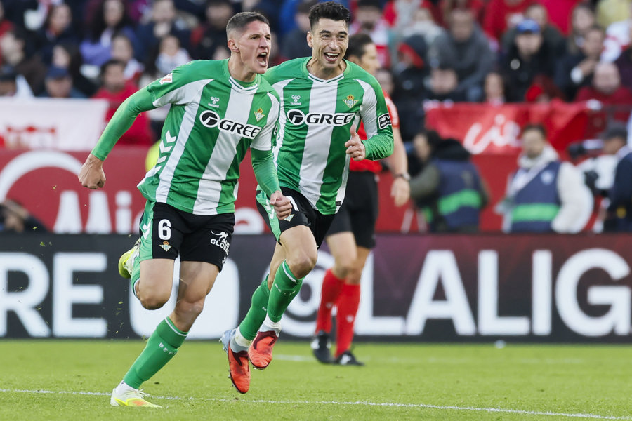 El centrocampista del Betis, Sergi Altimira, celebra tras marcar el 0-2 durante el partido de LaLiga entre Sevilla FC y Real Betis celebrado en el Estadio “Ramón Sánchez-Pizjuán” de Sevilla.