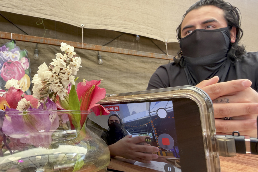 El fundador del Colectivo DLR, Andy Torres, habla durante una entrevista para EFE en el estado de Oaxaca.