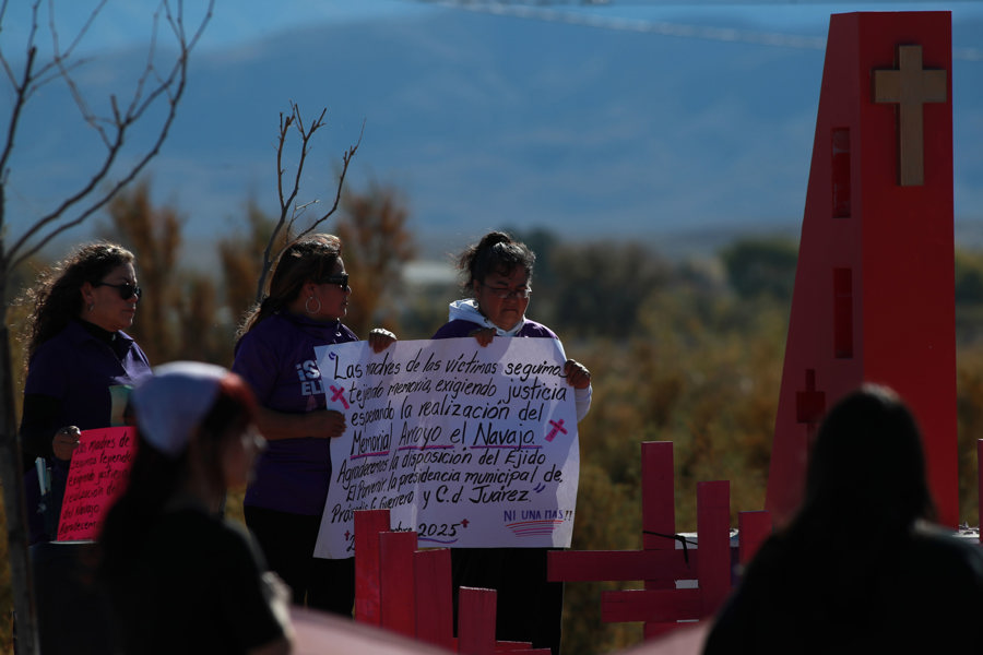 Familiares de víctimas de feminicidio participan en una caravana para exigir justicia, en Ciudad Juárez, Chihuahua. (Foto de EFE)
