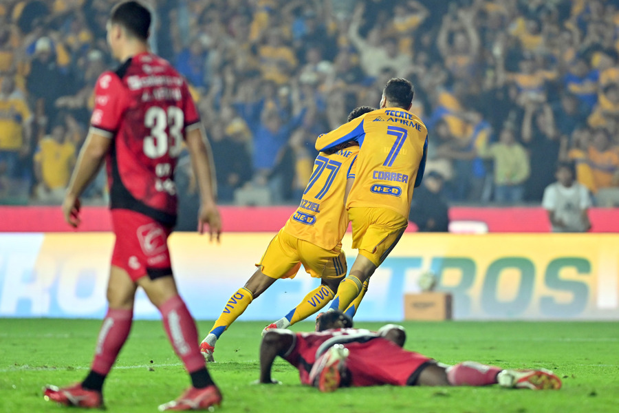 Ozziel Herrera y Angel Correa de Tigres celebran la goleada por 5-0 sobre Tijuana que les ha clasificado en el estadio Universitario de San Nicolás de Los Garza a las semifinales del Torneo Apertura mexicano. (Foto de EFE)