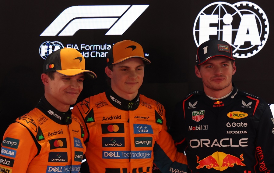 El piloto australiano de McLaren Oscar Piastri, pole en Catar, el segundo clasificado, el también piloto de McLaren, Lando Norris, británico, y el tercero, el piloto neerlandés de Red Bull Racing Max Verstappen, tras la calificación del Gran Premio de Catar. (Foto de EFE)