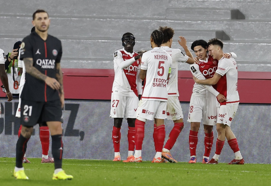 El jugador del Mónaco, Takumi Minamino, celebra con sus compañeros el 1-0 durante el partido de la Ligue 1 que han jugado AS Monaco y Paris Saint-Germain FC, en Mónaco. (Foto de EFE)
