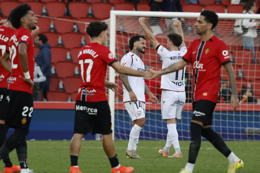 Reacción de los jugadores al finalizar el partido liguero entre el RCD Mallorca y el Osasuna celebrado en el Estadio Son Moix de Palma de Mallorca. (Foto de EFE)