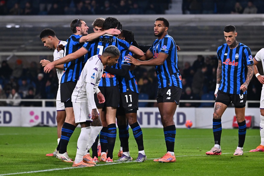 El jugador del Atalanta, Ademola Lookman, celebra el 2-0 durante el partido de la Serie A que han jugado Atalanta BC y ACF Fiorentina en el New Balance Arena de Bérgamo, Italia. (Foto de EFE)
