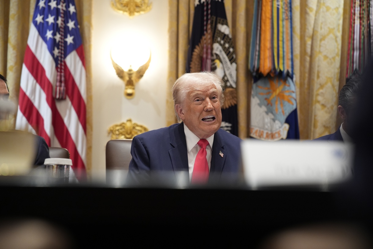El presidente de EUA, Donald J. Trump, ofrece unas palabras iniciales durante una reunión con su Gabinete en la Sala del Gabinete de la Casa Blanca, en Washington, DC, Estados Unidos. (Foto de Yuri Gripas de la agencia EFE/EPA)