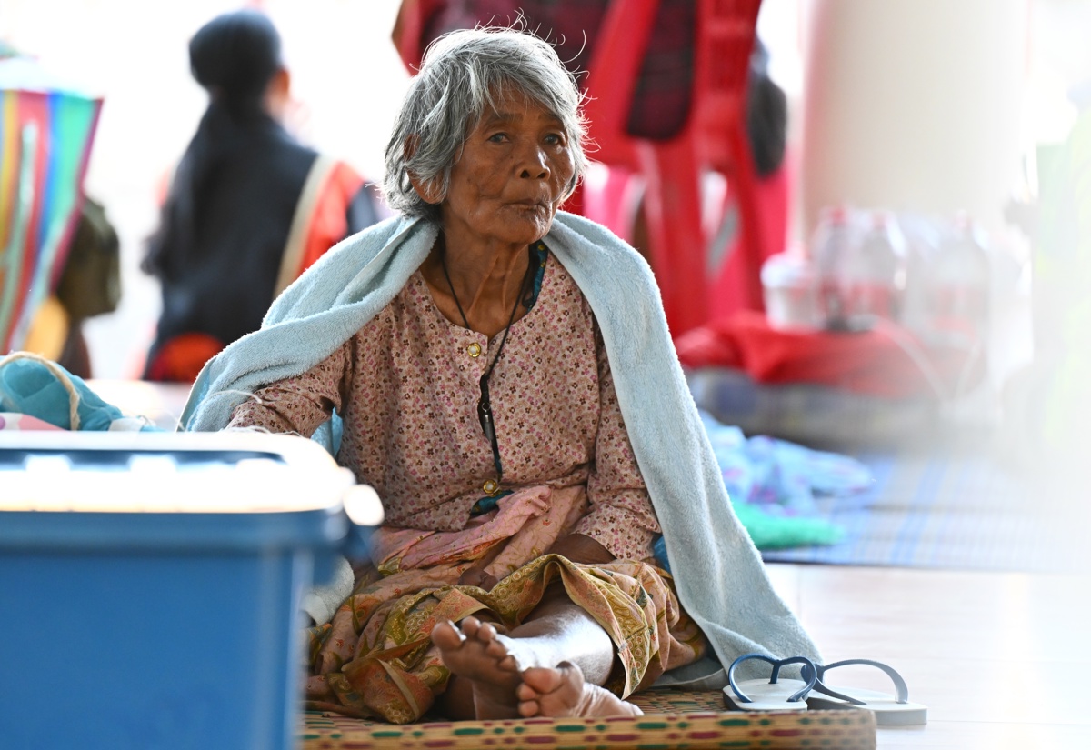 Una aldeana tailandés descansa mientras son evacuados tras los enfrentamientos entre tropas tailandesas y camboyanas, en un centro de evacuación temporal en la provincia de Surin, Tailandia, el 8 de diciembre de 2025. (Foto de Kaikungwon Duanjumroon de la agencia EFE/EPA)