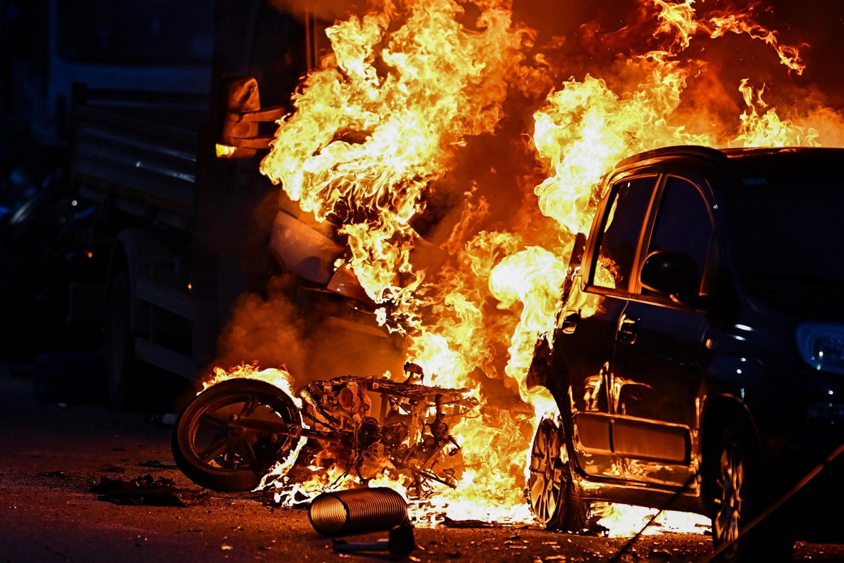 Un coche arde tras los enfrentamientos entre seguidores del Génova y del Inter, en Génova, Italia. (Foto de Stringer de la agencia EFE/EPA)