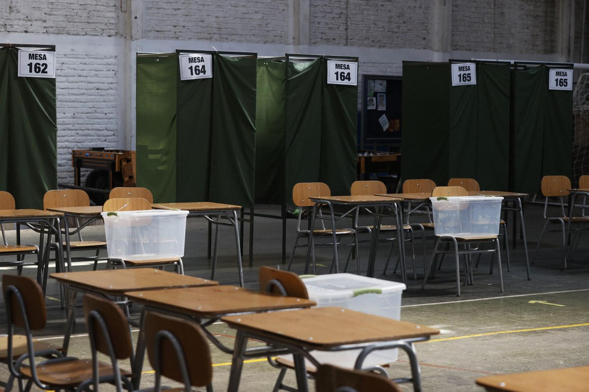 Imagen que muestra un centro de votación este sábado, en Santiago (Chile). (Foto de Elvis González de la agencia EFE)