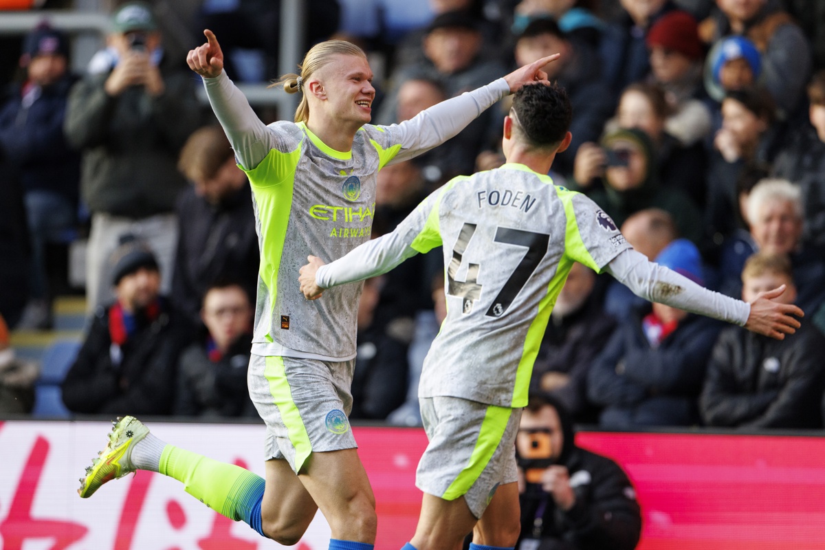 El delantero noruego del City Erling Haaland (I) celebra el 0-1 durante el partido de la Premier League que han jugado Crystal Palace FC y Manchester City, en Londres, Reino Unido. (Foto de Tolga Akmen de la agencia EFE/EPA)