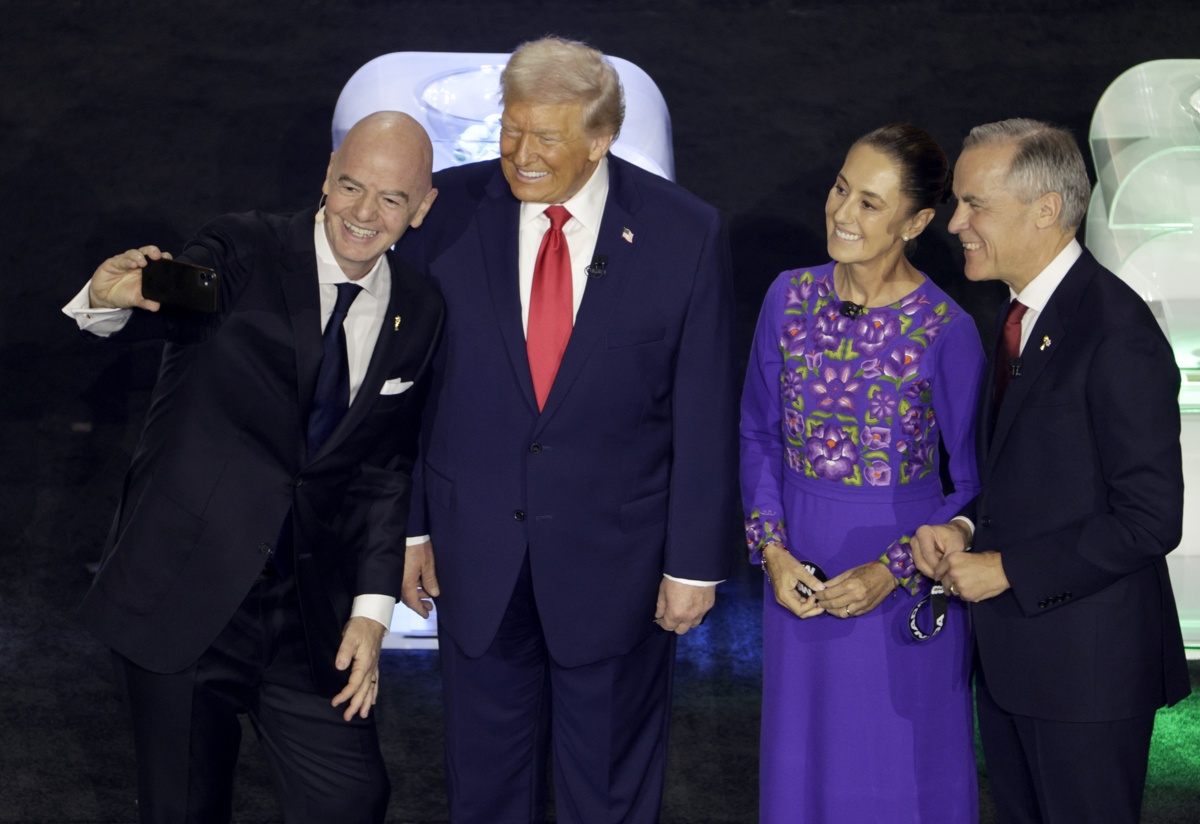 Fotografía del 5 de diciembre de 2025 del presidente de la FIFA, Giovanni Infantino (i), tomándose una selfie con los presidentes de EUA, Donald Trump, de México, Claudia Sheinbaum, y el primer ministro de Canadá, Mark Carney (d), en Washington DC. (Foto de Shawn Thew de la agencia EFE)