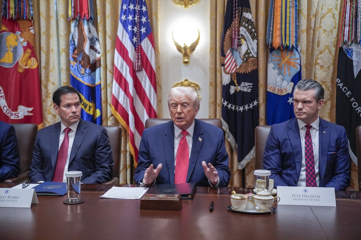 El presidente de Estados Unidos, Donald J. Trump (c), responde a las preguntas de los periodistas mientras mantiene una reunión con su gabinete en la Sala del Gabinete de la Casa Blanca en Washington. (Foto de Yuri Gripas de la agencia EFE/EPA)