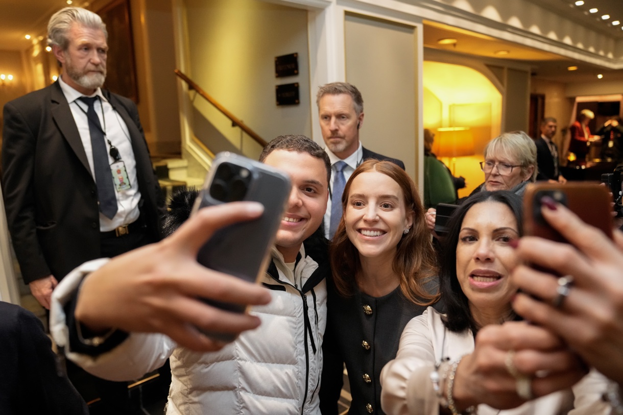 Ana Corina Sosa (C), hija de la ganadora del Premio Nobel de la Paz María Corina Machado, posa para selfies en el lobby del Grand Hotel en Oslo, Noruega, 10 de diciembre de 2025. ( Foto de Heiko Junge de la agencia EFE/EPA)
