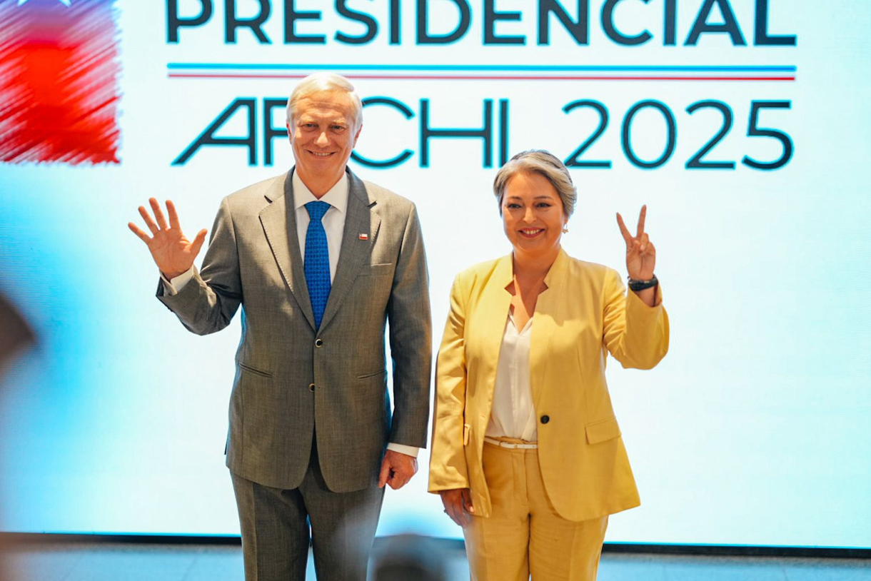 Fotografía cedida por el Comando Kast que muestra a los candidatos a la Presidencia de Chile, José Antonio Kast y Jeannette Jara, durante el debate ARCHI 2025, en Santiago (Chile). ( EFE/ Comando de Kast)