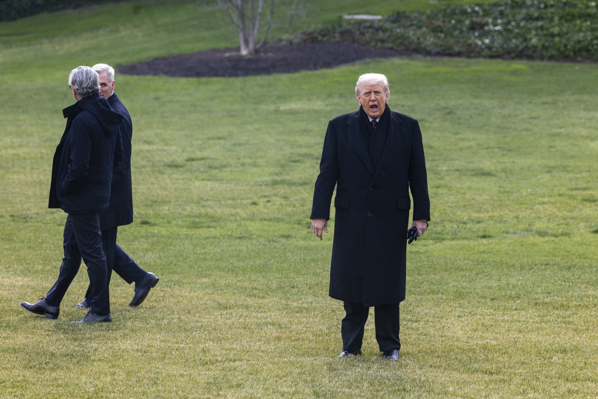 El presidente Donald J. Trump grita a los medios de comunicación mientras camina para abordar el Marine One en el jardín sur de la Casa Blanca en Washington, DC, EUA, el 17 de diciembre de 2025. (Foto de Shawn Thew de la agencia EFE)