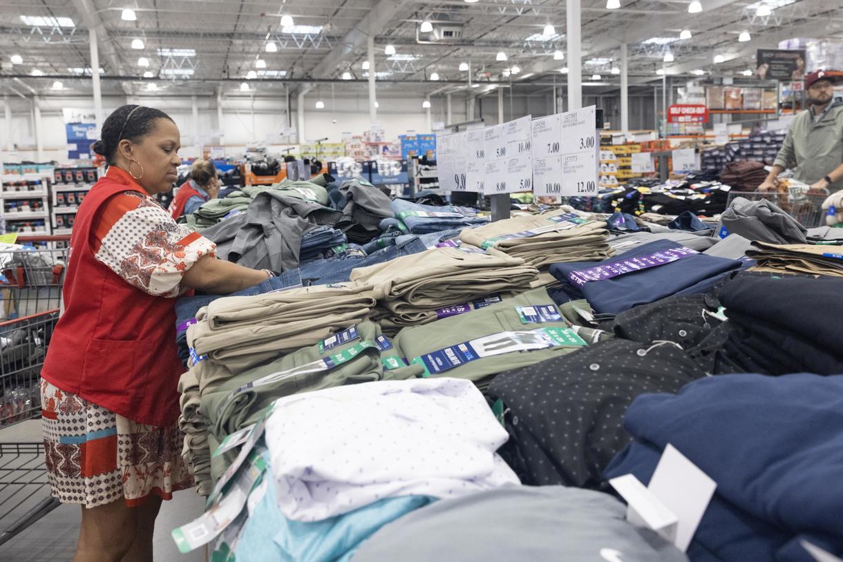 Una mujer trabajando en una tienda de ropa en Washington. (Foto de Michael Reynolds de la agencia EFE)