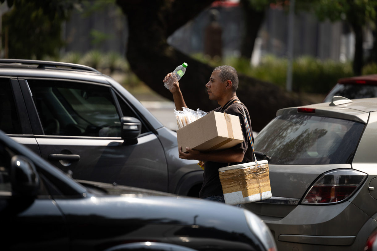 Un hombre vendiendo agua en las calles en Sao Paulo (Brasil). (Foto de archivo del 27 de septiembre de 2023 de Isaac Fontana de la agencia EFE)