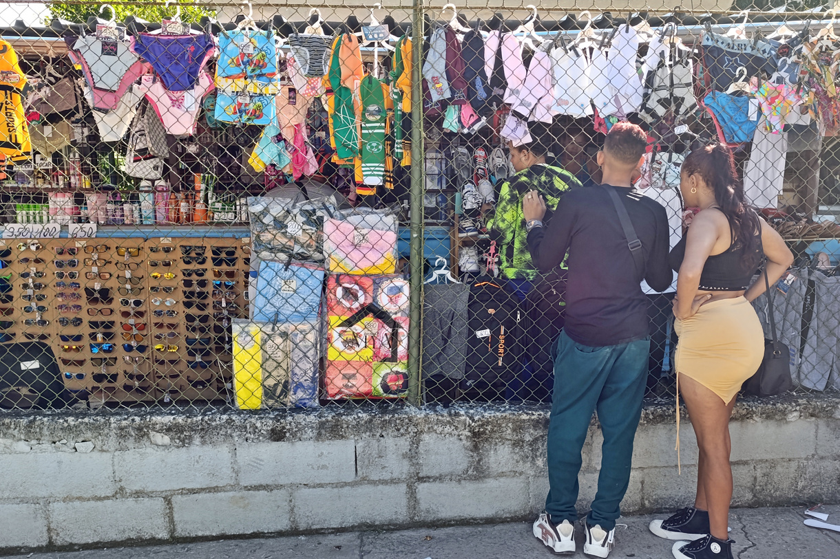 Personas observan productos en un mercado este jueves, en La Habana (Cuba). (Foto de Ernesto Mastrascusa de la agencia EFE)