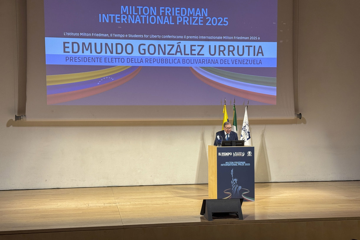 El líder opositor venezolano Edmundo González Urrutia pronuncia un discurso tras recibir el Premio Internacional 2025 del Instituto Milton Friedman, este viernes en Roma. (Foto de Daniel Cáceres de la agencia EFE)