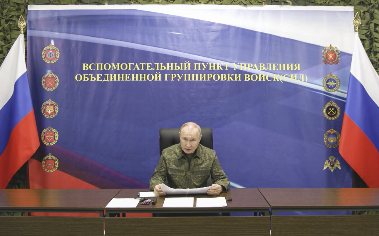 Una imagen ofrecida por el Servicio de Prensa Presidencial Ruso (Kremlin.ru) muestra al presidente ruso Vladimir Putin visitando un puesto de mando para el grupo de fuerzas conjunto del Ejército Ruso en medio del conflicto ruso-ucraniano en un lugar no revelado, Rusia, 30 de noviembre de 2025 (emitida el 02 de diciembre de 2025). (Foto de EFE/EPA/Servicio de Prensa Presidencial Ruso)