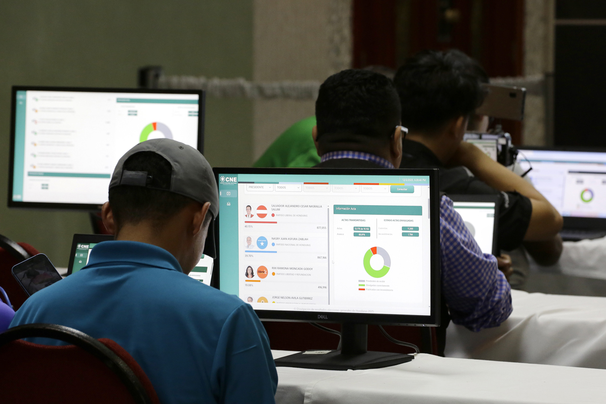 Un hombre que observa los resultados parciales de las elecciones presidenciales en Tegucigalpa (Honduras). (Foto de archivo de Carlos Lemos de la agencia EFE)