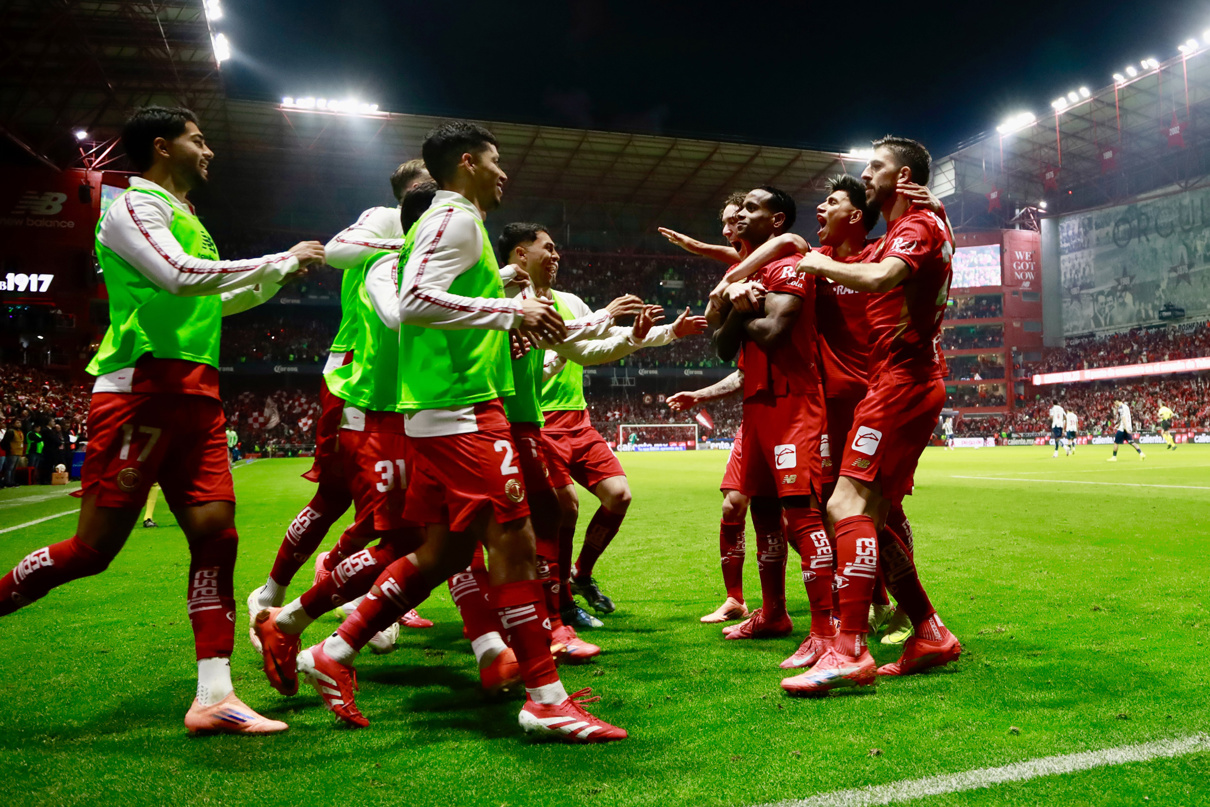 Jugadores de Toluca celebran un gol el sábado, en un partido por las Semifinales del Torneo Apertura 2025 de la Liga MX entre Toluca y Monterrey en el estadio Nemesio Diez en Toluca (México). (Foto de Felipe Gutiérrez de la agencia EFE)