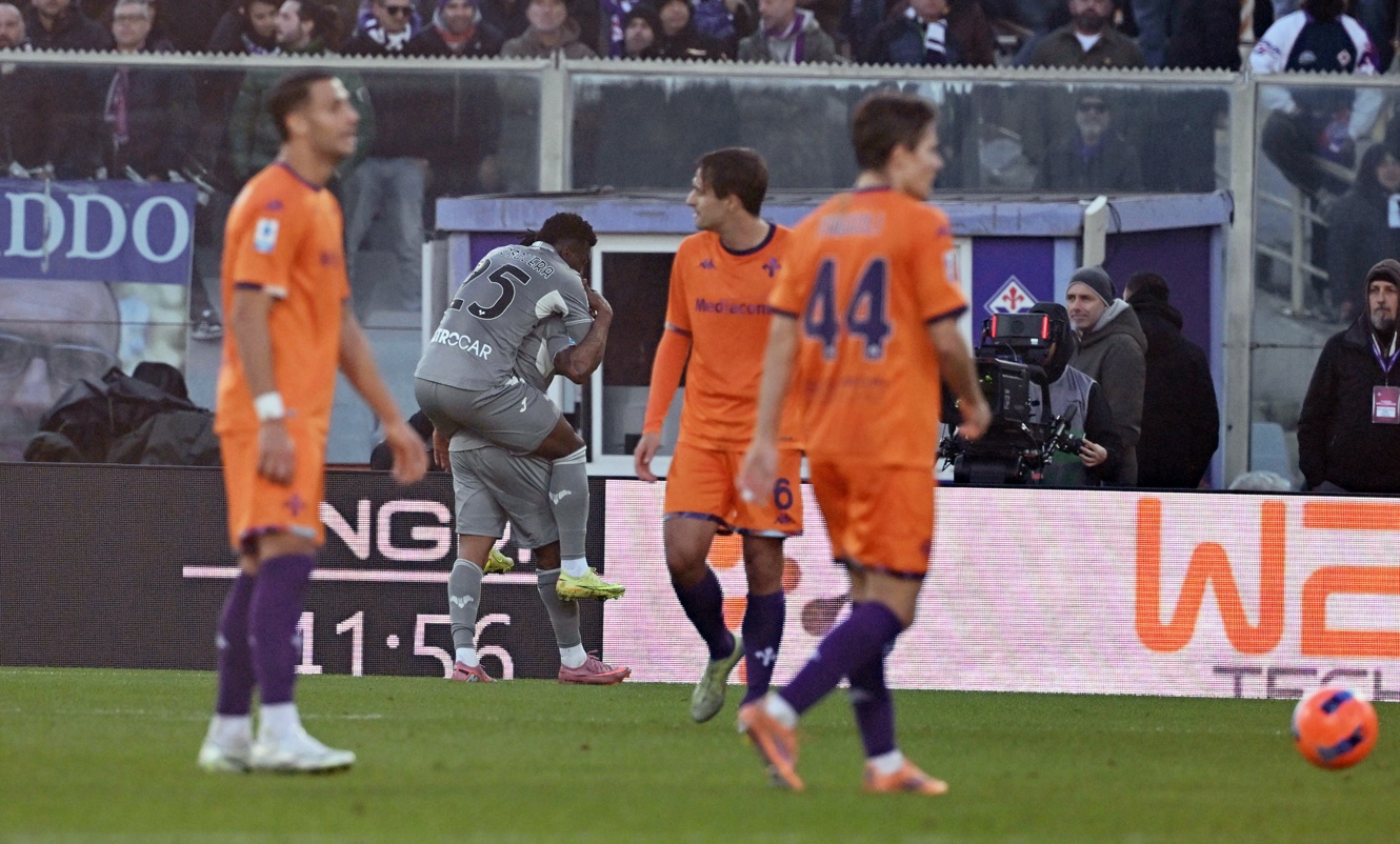 El jugador del Verona Gift Orban (C) celebra el 0-1 durante el partido de la Serie A que han jugado ACF Fiorentina y Hellas Verona en Florencia, Italia. (Foto de Claudio Giovannini de la agencia EFE/EPA)