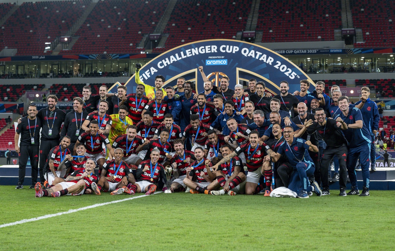 Los jugadores de Flamengo celebran la victoria en Semifinales de la Copa Intercontinental ante el Pyramids FC, en Al-Rayyan, Catar. (Foto Noushad Thekkayil de la agencia EFE/EPA)