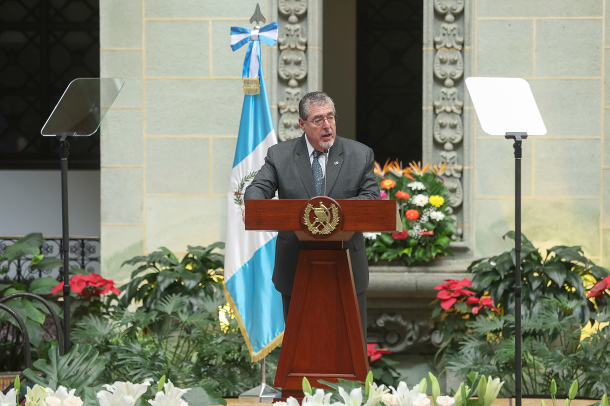 El presidente de Guatemala, Bernardo Arévalo de León, habla durante el acto de disculpas públicas en nombre del Estado del Caso Pérez Lucas y otros Vs. Guatemala en el Palacio Nacional de la Cultura este viernes, en Ciudad de Guatemala (Guatemala). (Foto de Mariano Macz de la agencia EFE)