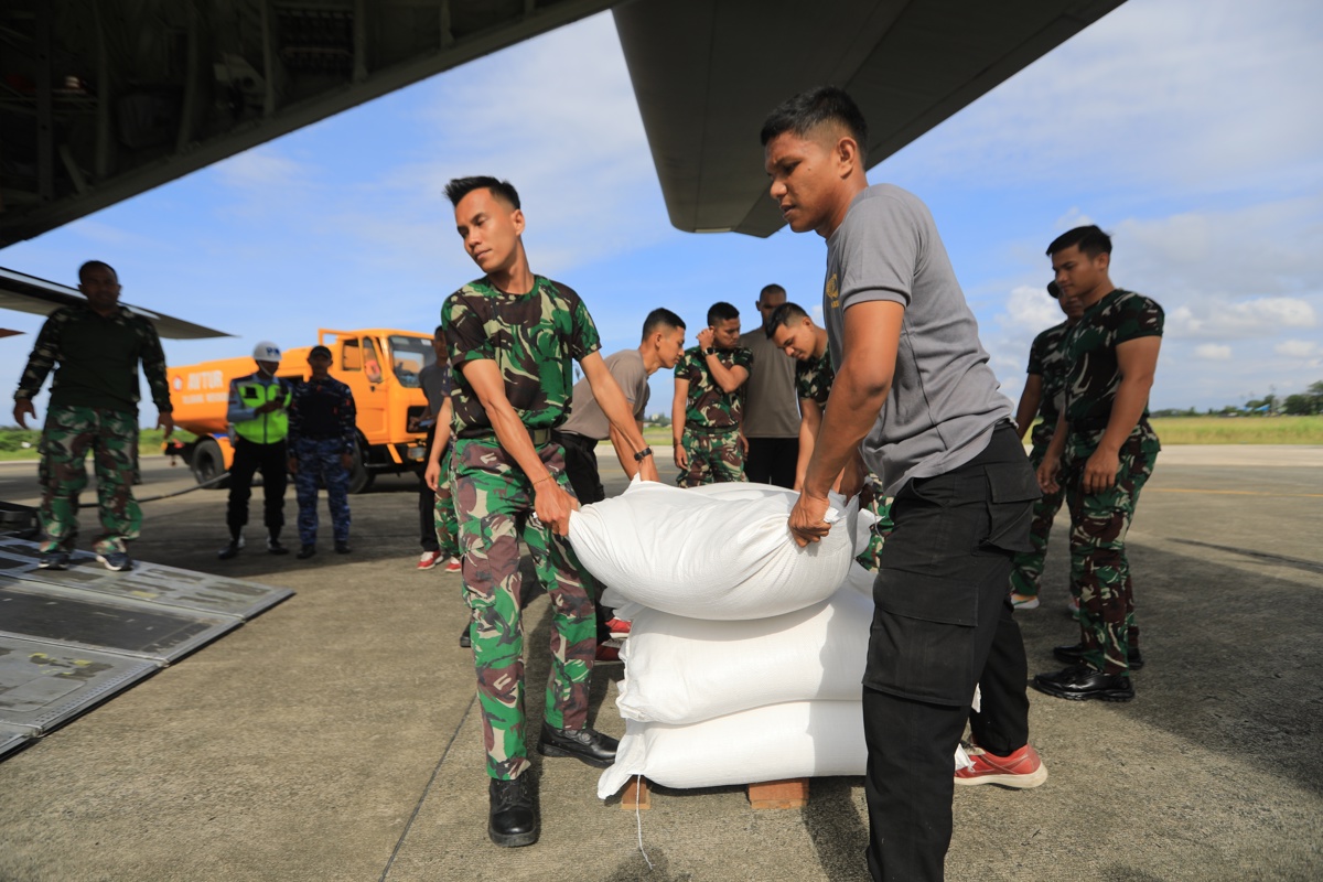 Tropas de las Fuerzas Armadas Nacionales de Indonesia cargan suministros de ayuda para ser enviados a las áreas afectadas por las inundaciones utilizando aviones militares y pequeños aviones, en el Aeropuerto Militar Sultan Iskandar Muda, en Aceh, Indonesia, 13 de diciembre de 2025. (Foto de Hotli Simanjuntak de la agencia EFE/EPA)