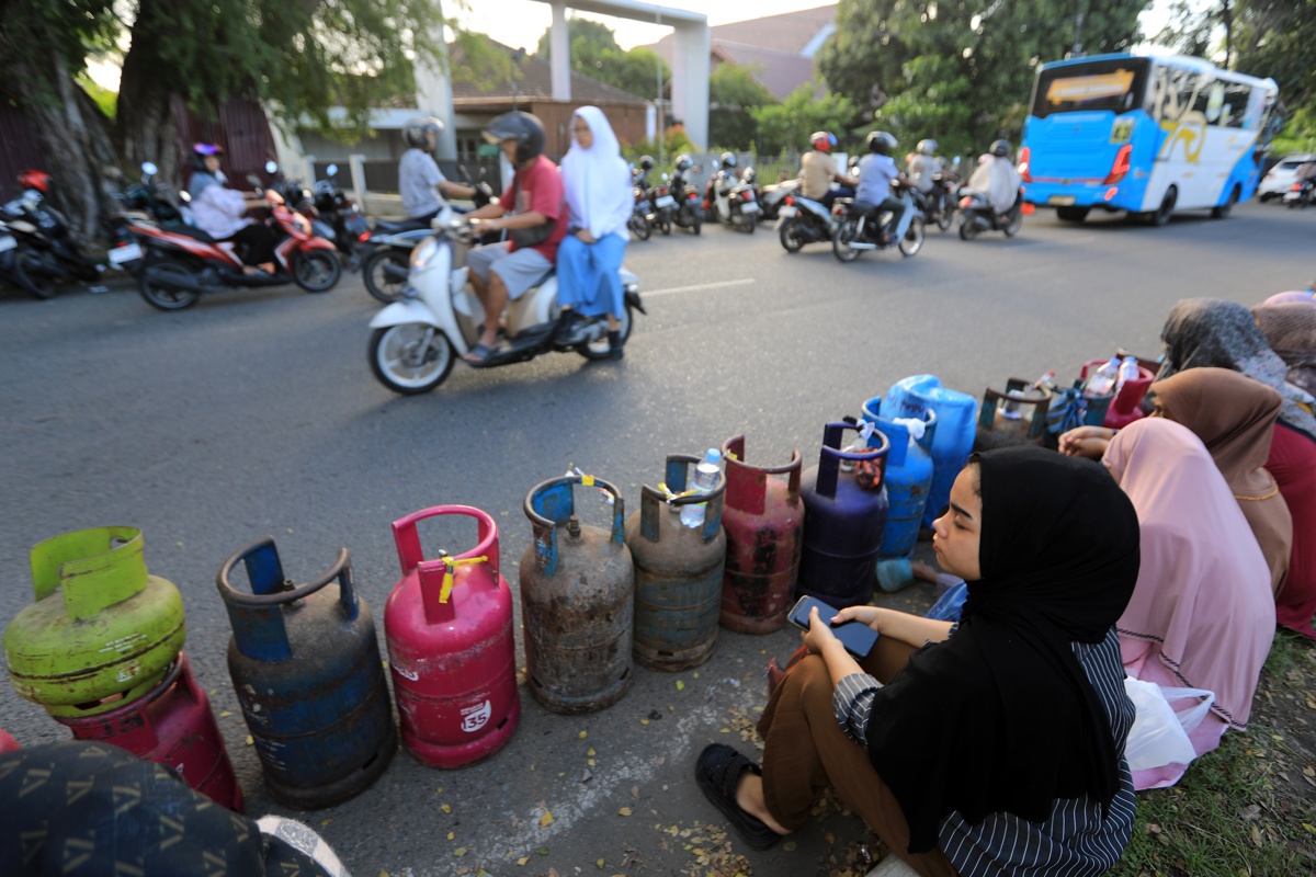 Personas hacen fila para conseguir cilindros de gas licuado de petróleo (GLP), que escasean debido a las interrupciones en la distribución causadas por las inundaciones, en Banda Aceh, Indonesia, el 9 de diciembre de 2025. (Foto de Hotli Simanjuntak de la agencia EFE/EPA)