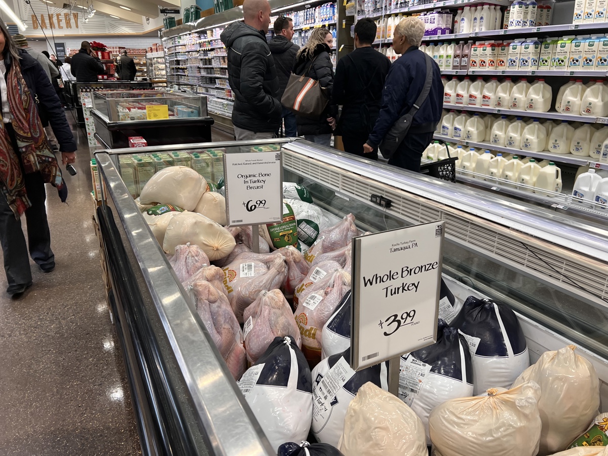 Unos clientes se abastecen de alimentos para la cena de acción de Gracias frente a un congelador lleno de pavos naturales y orgánicos el martes 22 de noviembre en un supermercado en Washington. (Foto de archivo de Octavio Guzmán de la agencia EFE)