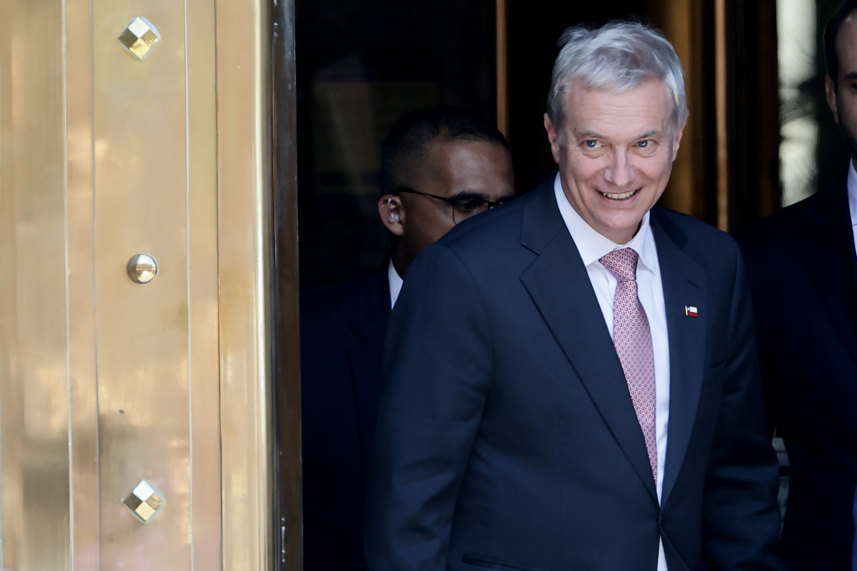 El presidente electo de Chile, José Antonio Kast, reacciona a su salida del Ministerio de Economía este martes, en Buenos Aires (Argentina). (Foto de Juan Ignacio Roncoroni de la agencia EFE)