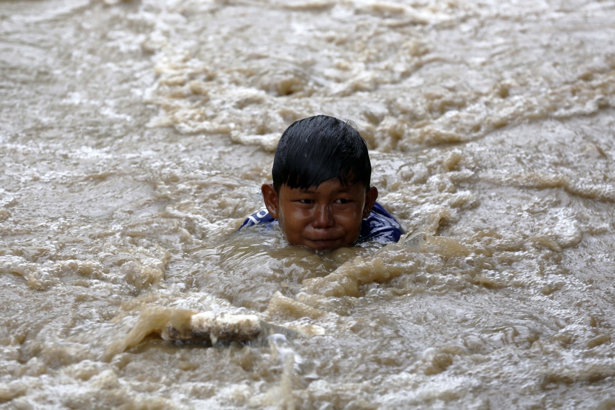 Un niño nada en un charco de agua en una aldea afectada por las inundaciones en la zona de Meureudu, Pidie Jaya, Aceh, Indonesia, el 2 de diciembre de 2025. (Foto de Hotli Simanjuntak de la agencia EFE/EPA)