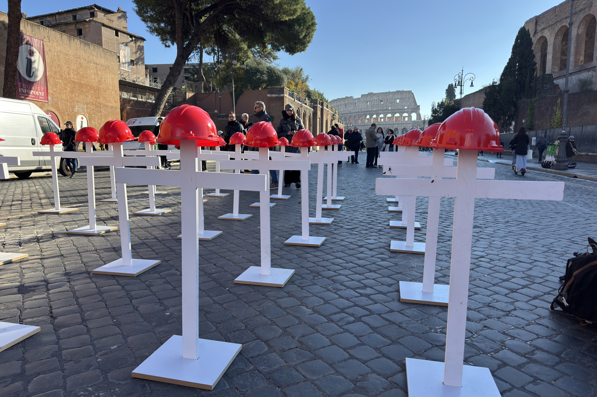 La Confederación General Italiana del Trabajo (CGIL), el principal sindicato del país, salió este viernes a la calle con manifestaciones en las principales ciudades del país para protestar contra los presupuestos del Gobierno de Giorgia Meloni, en una jornada de huelga de impacto desigual. (Foto de Daniel Cáceres de la agencia EFE)