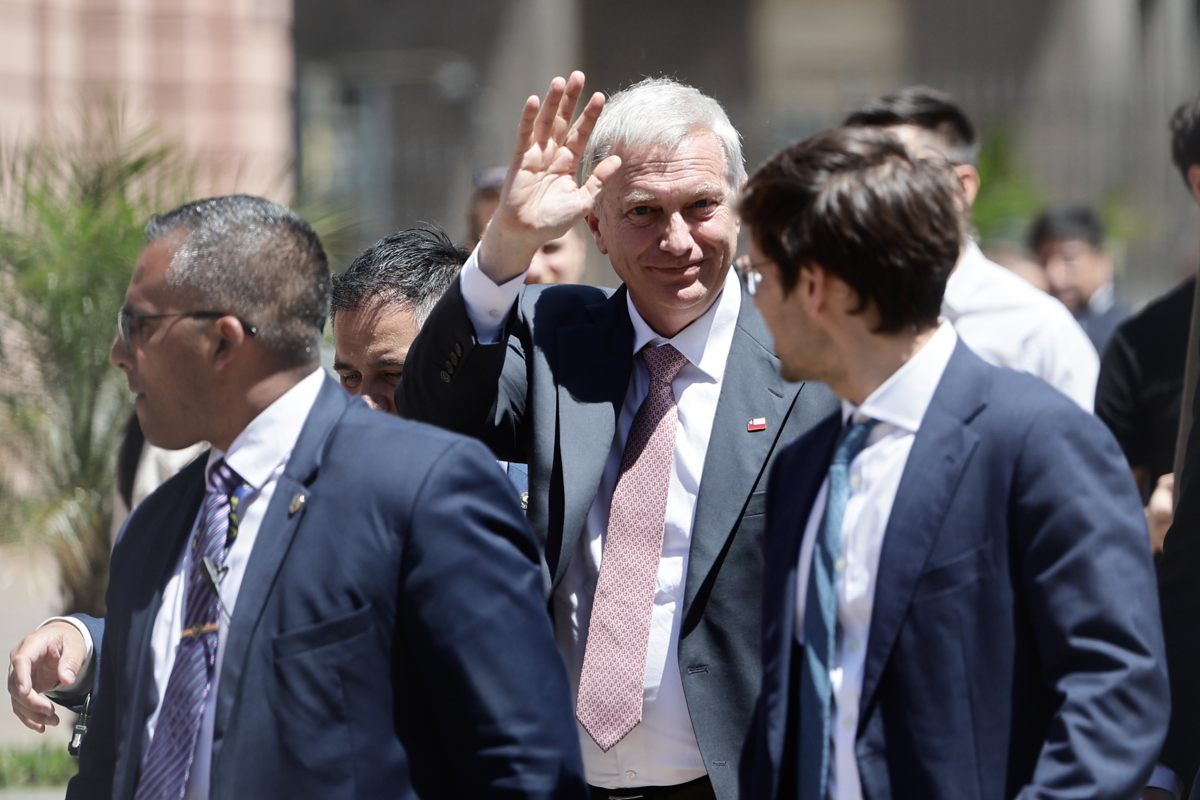 El presidente electo de Chile, José Antonio Kast, saluda a su salida de la Casa Rosada este martes, en Buenos Aires (Argentina). (Foto de Juan Ignacio Roncoroni de la agencia EFE)