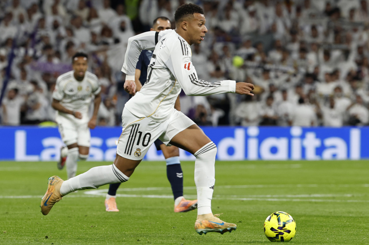 El delantero del Real Madrid Kylian Mbappé, durante el partido de la jornada 15 de Liga que disputaron el Real Madrid y el Celta de Vigo en el estadio Bernabéu de Madrid. (Foto de Chema Moya de la agencia EFE)