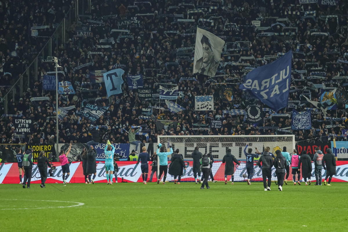 Los jugadores del SS Lazio celebran la victoria con su afición tras el partido de la Serie A que han jugado Parma Calcio 1913 y SS Lazio en Parma, Italia. (Foto de Lorenzo Cattani de la agencia EFE/EPA)