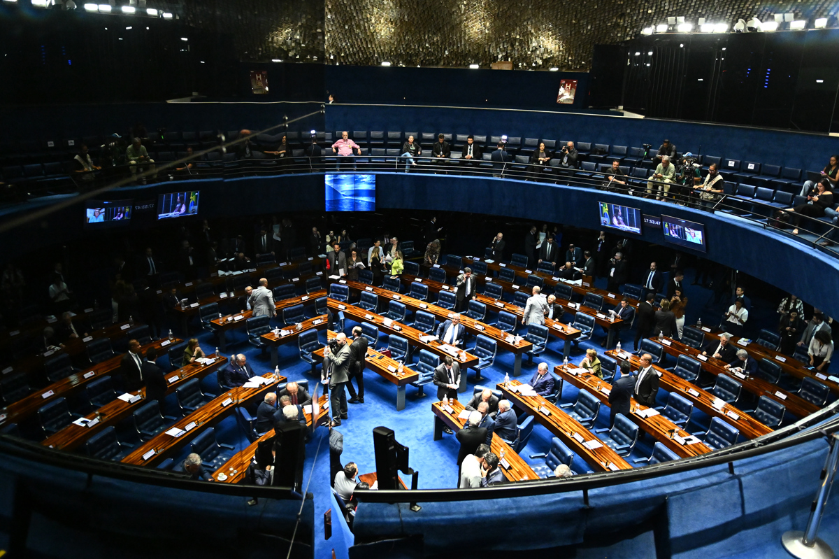El Senado de Brasil aprobó el proyecto de ley que busca reducir las penas del expresidente Jair Bolsonaro y de otros participantes en la conspiración golpista ocurrida tras las elecciones de 2022, este miércoles, en Brasilia (Brasil). (Foto de Andre Borges de la agencia EFE)