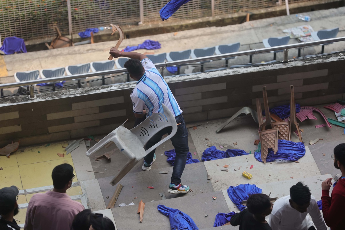 Aficionados lanzan botellas y sillas, vandalizando las vallas publicitarias en el Estadio Salt Lake en Kolkata, Bengala Occidental, India, el 13 de diciembre de 2025. (Foto de Piyal Adhikary de la agencia EFE/EPA)