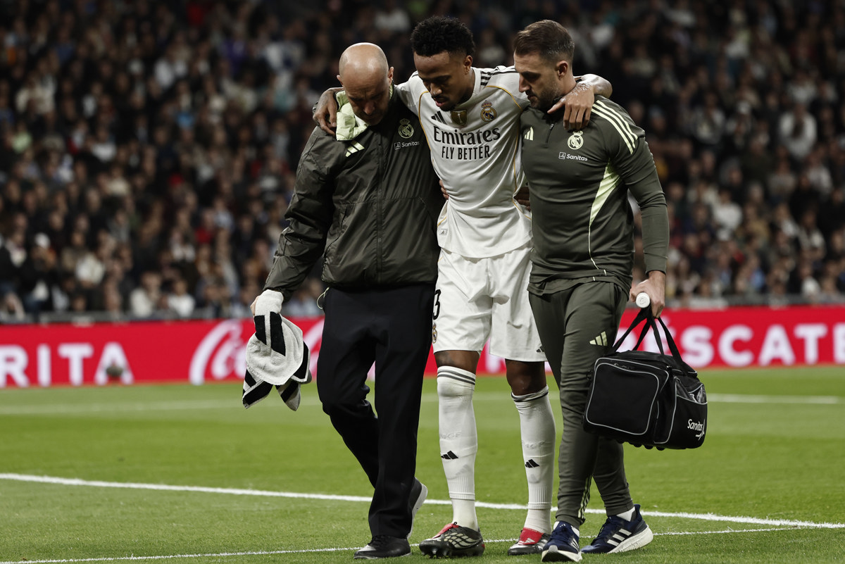 El defensa del Real Madrid Éder Militão se retira lesionado, durante el partido de la jornada 15 de Liga que disputaron el Real Madrid y el Celta de Vigo en el estadio Bernabéu de Madrid. (Foto de Sergio Pérez de la agencia EFE)