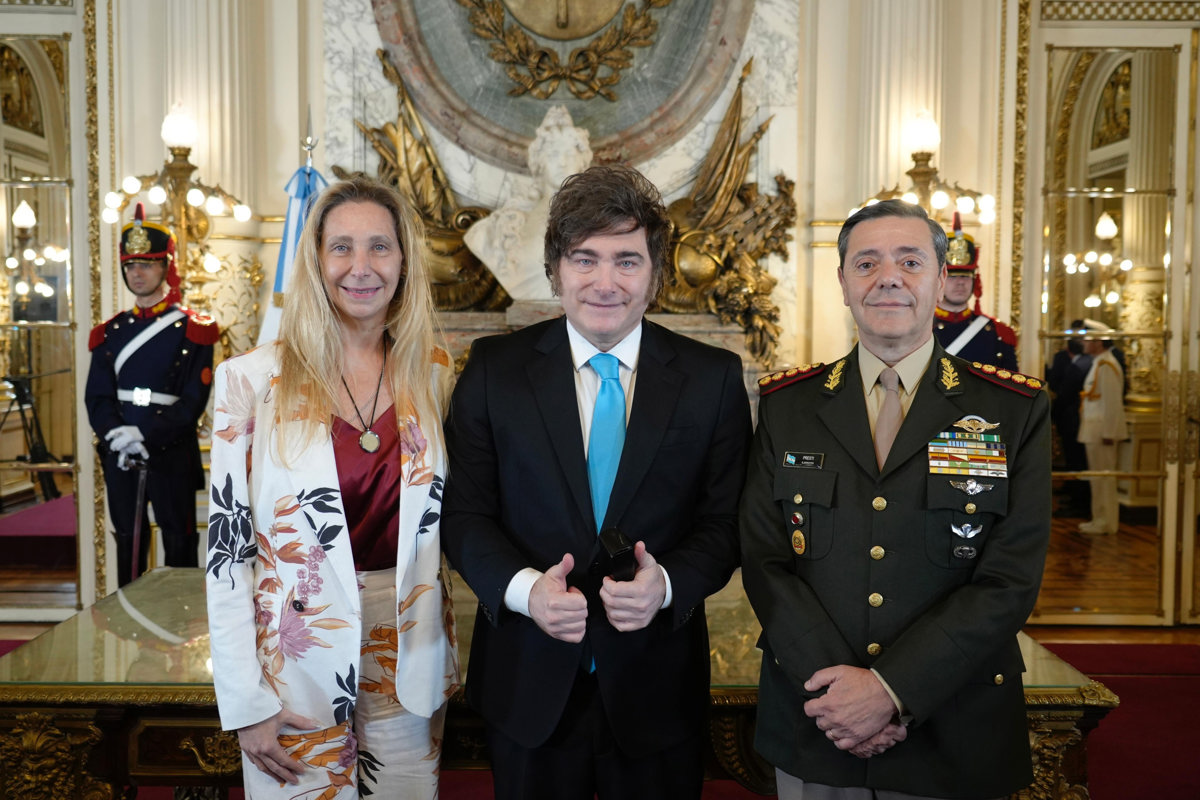 Imagen cedida por la Presidencia de Argentina que muestra a la secretaria general de la Presidencia, Karina Milei (i); el presidente de Argentina, Javier Milei (c), y al nuevo ministro de Defensa, el teniente general Carlos Alberto Presti, este viernes, en Buenos Aires (Argentina). (EFE/ Presidencia de Argentina)