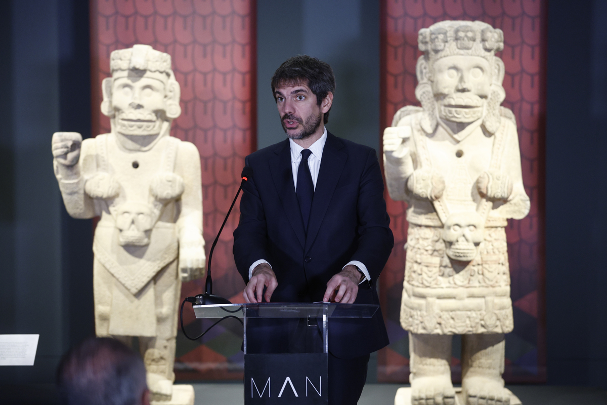 El ministro de Cultura, Ernest Urtasun inaugura la exposición “La mitad del Mundo. La mujer en el México indígena” sobre las mujeres en las culturas indígenas mexicanas este martes en el Museo Arqueológico Nacional de Madrid. (Foto de Rodrigo Jiménez de la agencia EFE)